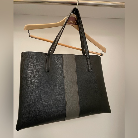 Vince Camuto Handbags - EUC Vince Camuto Luck Black Pebbled Vegan Leather Tote